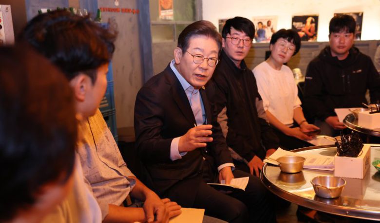 이재명 더불어민주당 대선후보가 1일 오후 서울 종로구의 한 포장마차에서 배달라이더, 택배기사 등 비(非)전형 노동자들과 간담회를 하고 있다. 사진=뉴시스