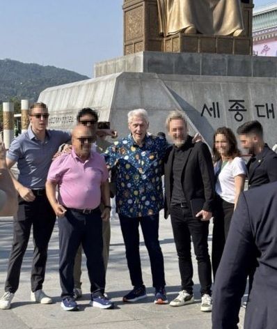 비공식 일정으로 내한한 빌 클린턴 전 미국 대통령이 광화문에서 포착된 사진. 사진=인스타그램, 온라인 커뮤니티, 뉴시스