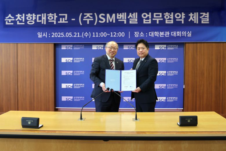 유병선 SM벡셀 자동차사업부문 대표이사(오른쪽)와 전창완 순천향대학교 연구산학부총장은 지난 21일 충남 아산시 순천향대에서 산학협력 업무협약(MOU)를 맺고 기념촬영을 하고 있다. SM그룹 제공