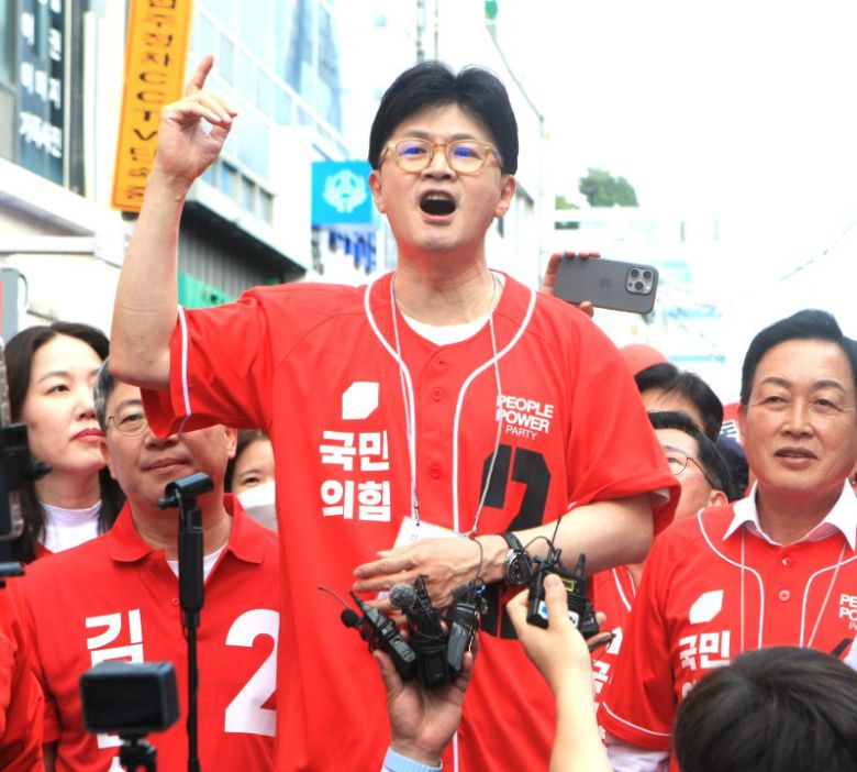 한동훈 국민의힘 전 대표가 22일 강원 원주시 중앙동 문화의거리에서 국민의힘 유세 지원 현장에서 연설하고 있다. 뉴시스