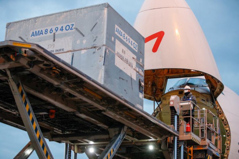 아시아나항공 관계자가 인천국제공항 화물터미널에서 화물을 옮기고 있다. 뉴스1