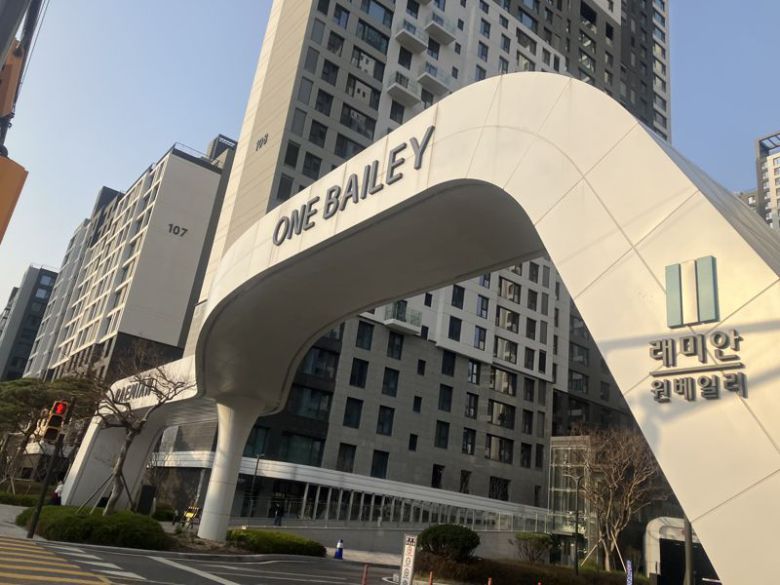 서울 서초구 반포동 래미안원베일리 출입구 전경. 사진=파이낸셜뉴스