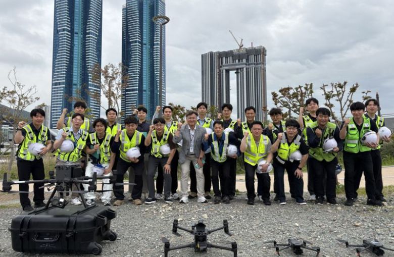 지난 21일 오후 부산 북항친수공원 일대에서 부산시설공단 드론조종단 역량강화교육이 열린 가운데 참여 단원들이 함께 기념촬영하고 있다. 부산시설공단 제공