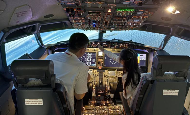 이스타항공이 진행한 '안전 문화 체험 행사'에 참여한 임직원 자녀가 모의비행훈련장치(FTD)를 통해 비행기를 가상으로 조종하고 있다. 이스타항공 제공