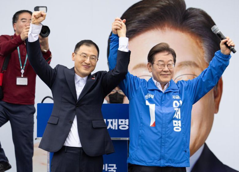 이재명 더불어민주당 대선후보가 16일 전북 익산시 익산역 동부광장에서 열린 유세에서 김상욱 무소속 의원과 손을 맞잡고 있다. (공동취재) 2025.05.16. /사진=뉴시스