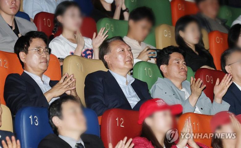 윤석열 전 대통령이 21일 오전 서울 중구 메가박스 동대문점에서 다큐멘터리 영화 '부정선거, 신의 작품인가'를 관람하고 있다. /사진=연합뉴스