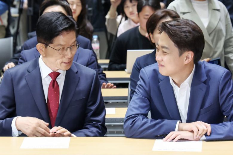 김문수 국민의힘 대통령 후보(왼쪽)와 이준석 개혁신당 대통령 후보가 지난 19일 오전 서울 중구 서울시청에서 열린 '약자와 동행하는 서울 토론회'에 참석해 나란히 앉아 있다. /사진=뉴스1