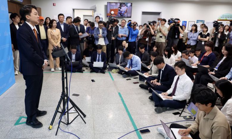 이준석 개혁신당 대선 후보가 22일 서울 여의도 국회 소통관에서 긴급 기자회견을 열고 범보수 진영의 단일화 논의에 응하지 않겠다는 입장을 밝히고 있다. /사진=뉴시스