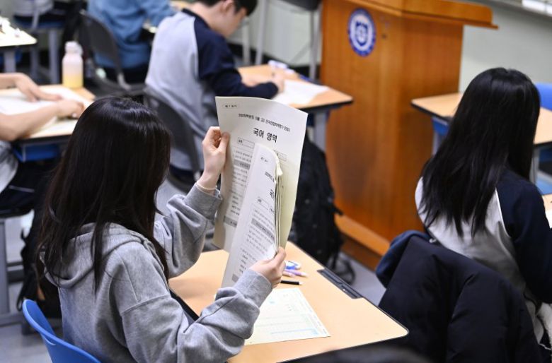 [수원=뉴시스] 김종택 기자 = 5월 전국연합학력평가가 실시된 8일 경기 수원시 효원고등학교에서 고3 학생들이 문제지를 받고 있다. 2025.05.08. jtk@newsis.com /사진=뉴시스