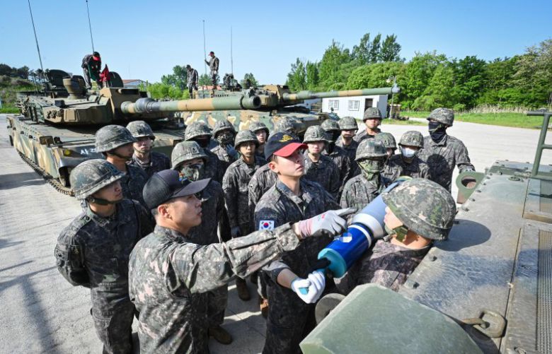 육군은 23일 각 병과학교에서 '신임장교 지휘참모과정' 교육훈련에 매진 중인 장병들의 모습을 공개했다.육군기계화학교 신임장교들이 탄약 적재 훈련을 실시하고 있다. 육군 제공