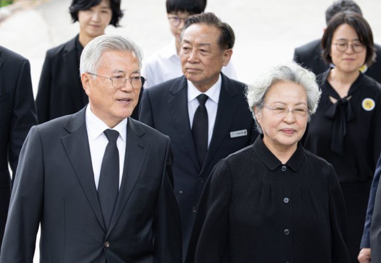 문재인 전 대통령과 권양숙 여사가 5월 23일 경남 김해시 진영읍 봉하마을에서 열린 고 노무현 전 대통령 16주기 추도식에 참석하는 모습. /사진=뉴시스