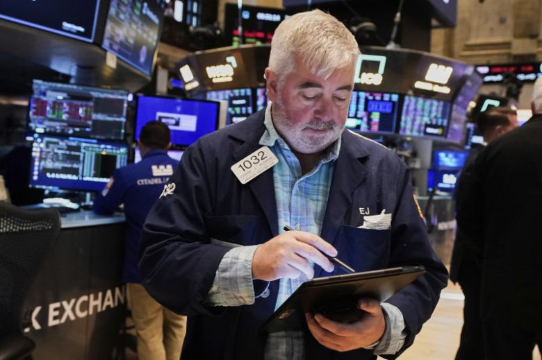 뉴욕 증시가 22일(현지시간) 국채 수익률 하락 흐름에도 불구하고 막대한 재정적자를 예고하는 도널드 트럼프 미국 대통령의 감세안이 하원을 통과하면서 혼조세로 마감했다. 이날 하원에서 통과된 예산안에서 재생에너지 지원이 예상보다 훨씬 더 큰 폭으로 감축된 것으로 확인되자 태양광 종목들이 일제히 폭락했다. AP 연합