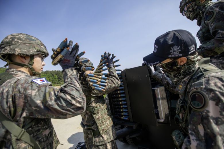육군은 23일 각 병과학교에서 '신임장교 지휘참모과정' 교육훈련에 매진 중인 장병들의 모습을 공개했다.육군방공학교 신임장교들이 전문교관들과 함께 20mm 견인 발간포 탄약을 장전하고 있다. 육군 제공