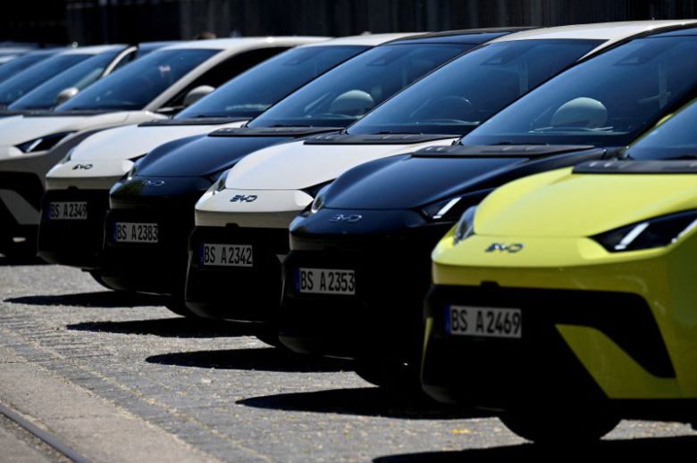 지난 21일(현지시간) 독일 베를린에서 열린 BYD 행사장 밖에 BYD돌핀서프 차량들이 세워져있다.로이터연합뉴스