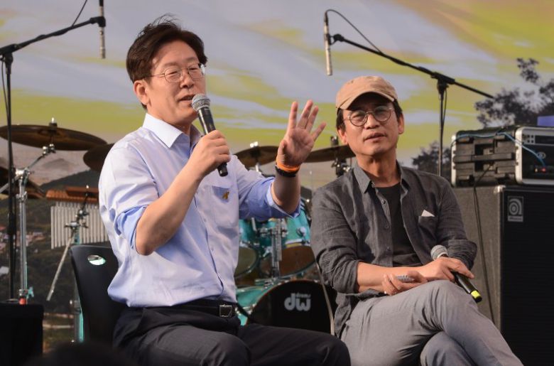 지난 2017년 5월 서울 종로구 광화문광장에서 열린 고 노무현 전 대통령 서거 8주기 시민문화제 '사람사는 세상이 돌아와!' 에서 이재명 당시 성남시장, 유시민 전 보건복지부 장관이 토크콘서트를 하고 있다. 뉴시스