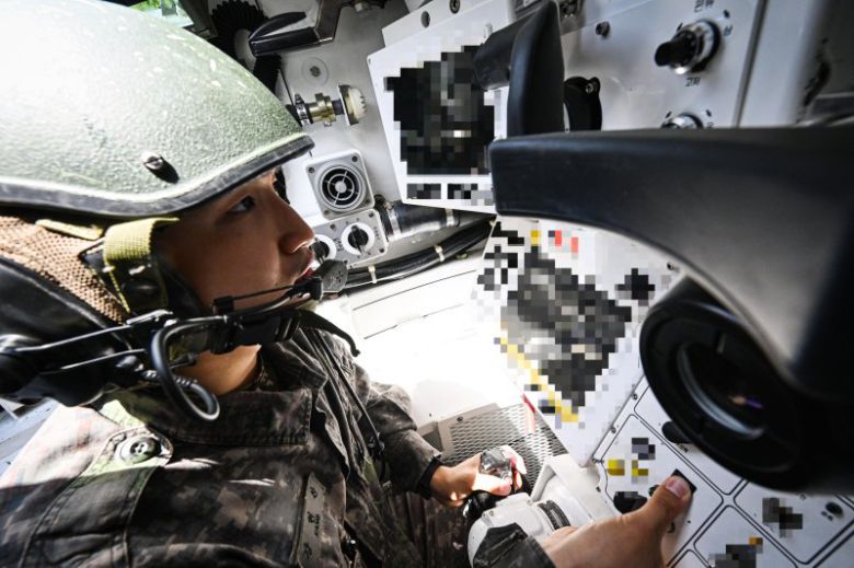 육군은 23일 각 병과학교에서 '신임장교 지휘참모과정' 교육훈련에 매진 중인 장병들의 모습을 공개했다.육군기계화학교 신임장교들이 K1A2전차 실사격 훈련을 실시하고 있다. 육군 제공