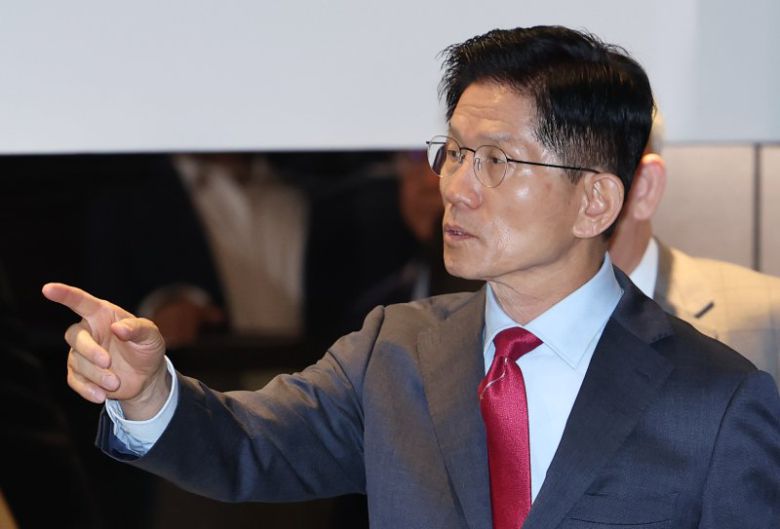 김문수 국민의힘 대통령 후보가 23일 오전 서울 중구 더플라자호텔에서 열린 제3회 국가와 민족을 위한 조찬기도회에 참석하며 자신의 이름을 연호하는 지지자들에게 자제를 요청하고 있다. 뉴스1