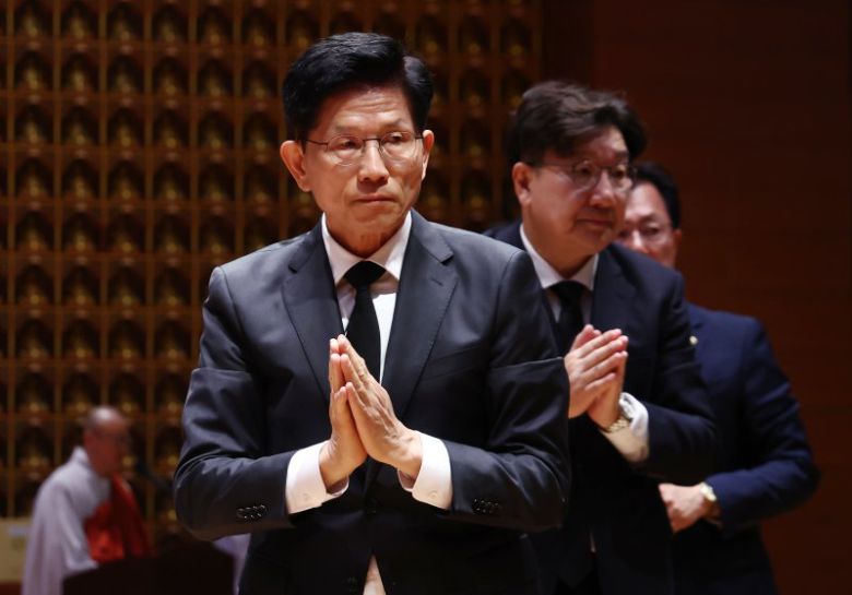 김문수 국민의힘 대통령 후보가 24일 충북 단양군 구인사에서 열린 상월원각대조사 제51주기 열반대재에서 헌향을 마친 후 뒤돌아서고 있다. 뉴스1