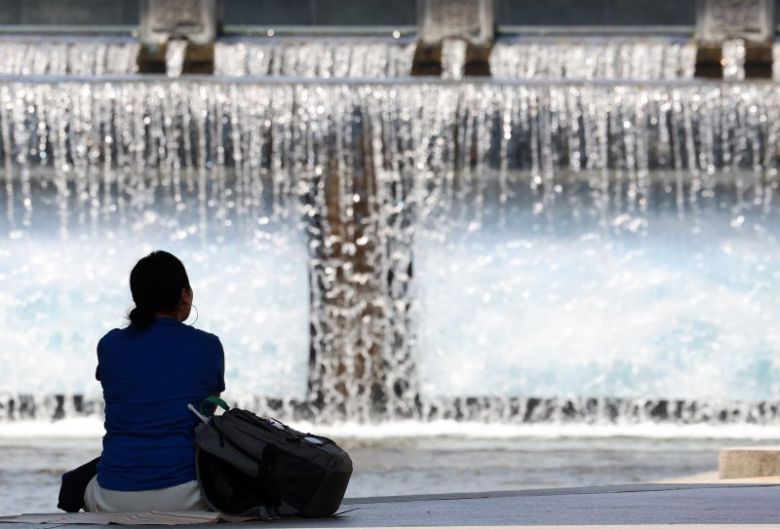 지난 11일 서울의 낮기온이 24도까지 오르며 초여름 날씨를 보인 전날 서울 종로구 청계천에서 한 시민이 휴식을 취하고 있다. 뉴시스
