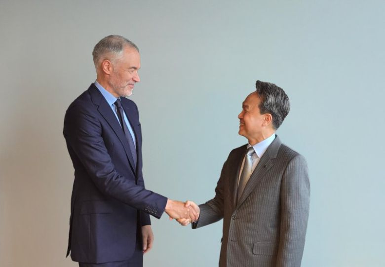 진옥동 신한금융그룹 회장(오른쪽)이 지난 20일(현지시간) 영국 런던에서 앤서니 굿맨 골드만삭스 인터내셔널 공동대표와 면담한 뒤 기념촬영을 하고 있다. 신한금융 제공