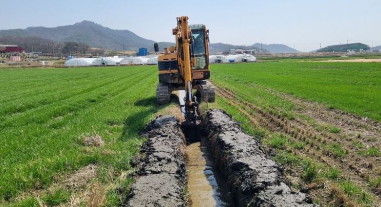 전남도가 폭염, 태풍, 집중호우 등으로 인한 여름철 농업재해 예방을 위해 오는 10월 15일까지 5개월간 '여름철 농업재해 대책 종합상황실'을 운영한다. 사진은 배수로 정비 모습. 전남도 제공