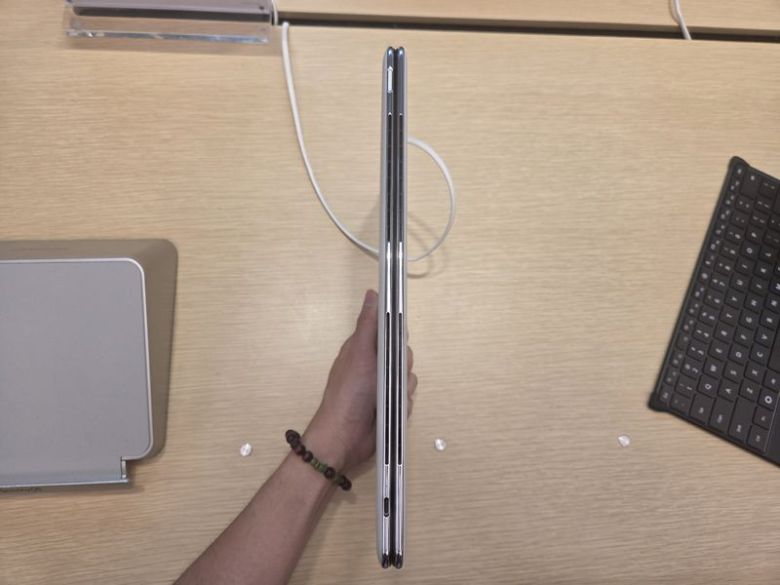 폴더블 노트북 '화웨이 메이트북 폴드 울티메이트' 측면 모습. 사진=구자윤 기자