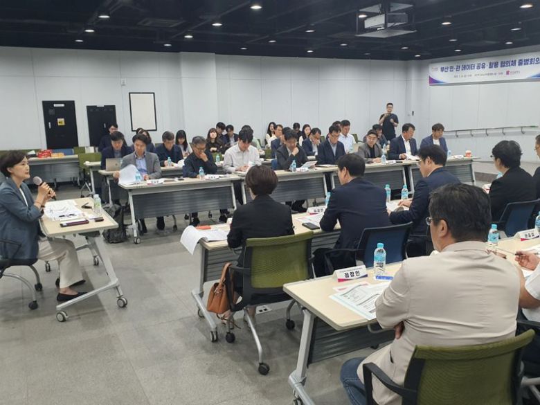 23일 오후 부산역 유라시아플랫폼 회의실에서 열린 '부산 민관 데이터 공유·활용 협의체 출범 회의' 중 정나영 시 미래기술전략국장이 인사말을 전하고 있다. 사진=최승한 기자