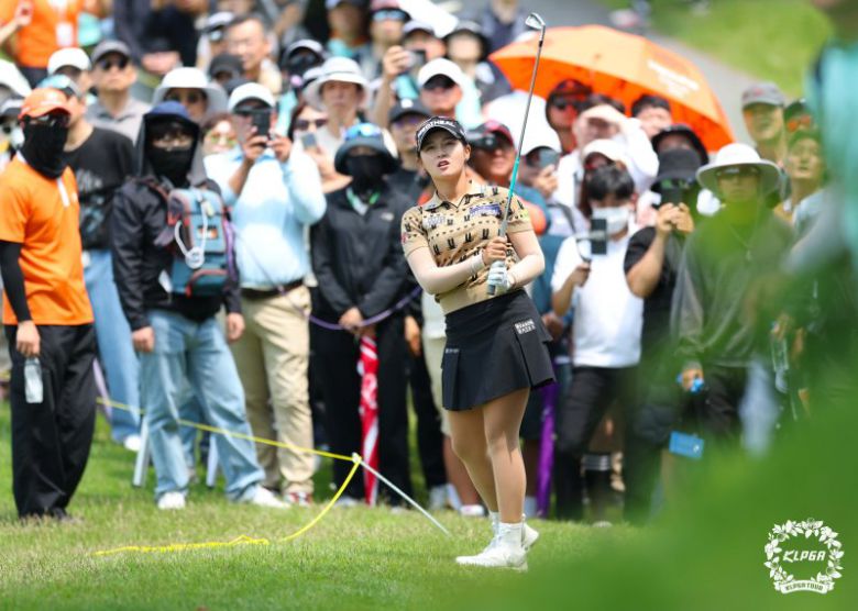 25일 경기 여주 페럼클럽에서 열린 제13회 E1 채리티오픈 최종 라운드 4번홀에서 박현경이 트러블샷을 치고 있다. KLPGA 제공