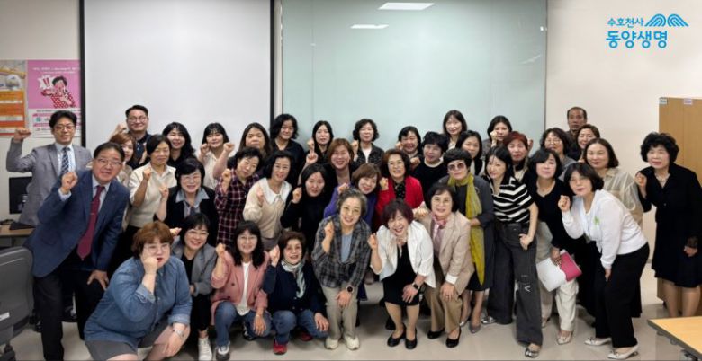 충북 청주의 동양생명 보람지점 소속 설계사들이 기념촬영을 하고 있다. 동양생명 제공