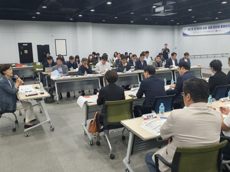 지난 23일 오후 부산역 유라시아플랫폼 회의실에서 열린 '부산 민관 데이터 공유·활용 협의체 출범 회의' 중 정나영 시 미래기술전략국장이 인사말을 전하고 있다. 사진=최승한 기자