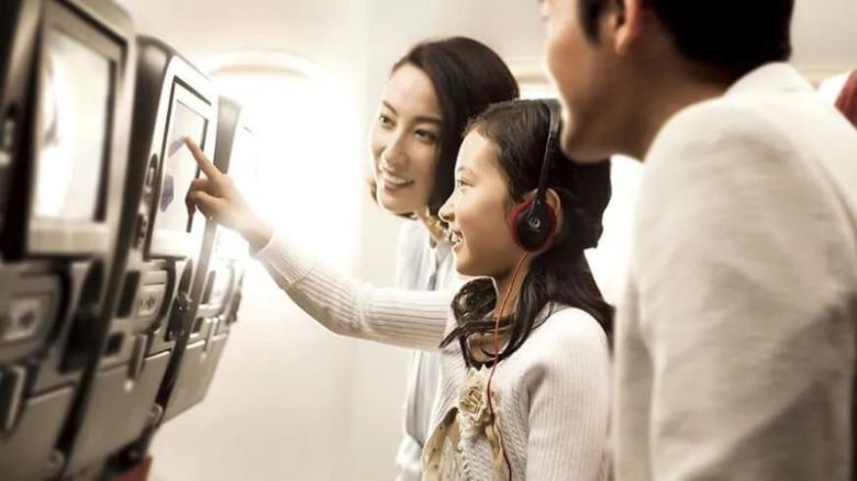 비행기 기내에서 단말기를 이용해 영호ㅘ 등을 보고 있는 탑승자들 . 연합뉴스