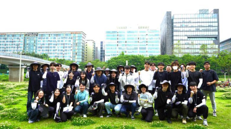 안랩 임직원들이 지난 23일 탄천 수내습지생태원에서 환경정화 봉사활동을 하고 기념사진을 촬영하고 있다. 안랩 제공