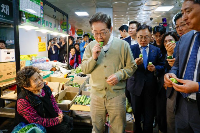 민심을 청취하는 '경청 투어'에 나선 이재명 더불어민주당 대선후보가 6일 충북 옥천군 옥천공설시장에서 무를 구매하고 있다. (공동취재) /사진=뉴시스화상