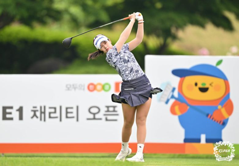 박현경이 지난 23일 경기 여주 페럼클럽에서 열린 제13회 E1채리티 오픈 1라운드 1번홀에서 티샷을 하고 있다. KLPGA 제공