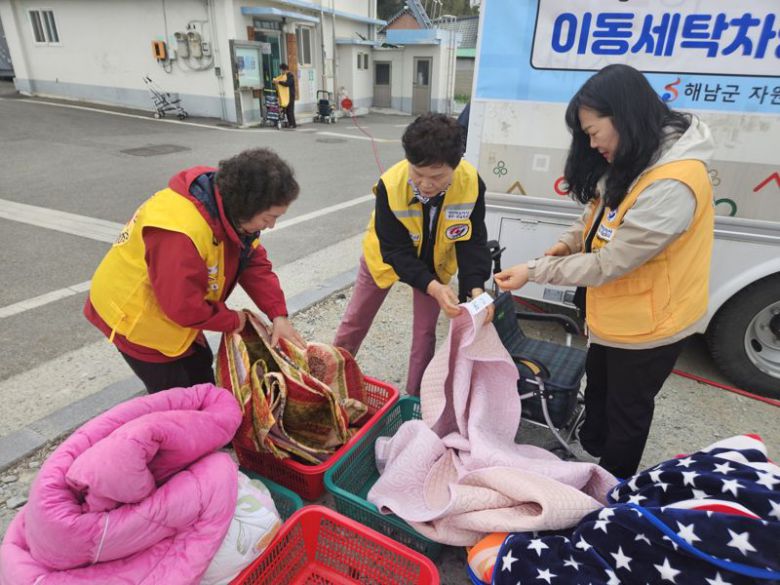 전남도는 보건복지부의 겨울철 위기가구 발굴 및 지원 우수 지방자치단체 평가에서 올해 목포시와 해남군이 선정되며 4년 연속 2개 시·군 선정 성과를 거뒀다고 25일 밝혔다. 사진은 해남군의 빨래 봉사 모습. 전남도 제공