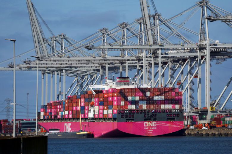 지난 4월25일(현지시간) 네덜란드 로테르담항에서 화물선에 콘테이너가 적재되고 있다.로이터연합뉴스