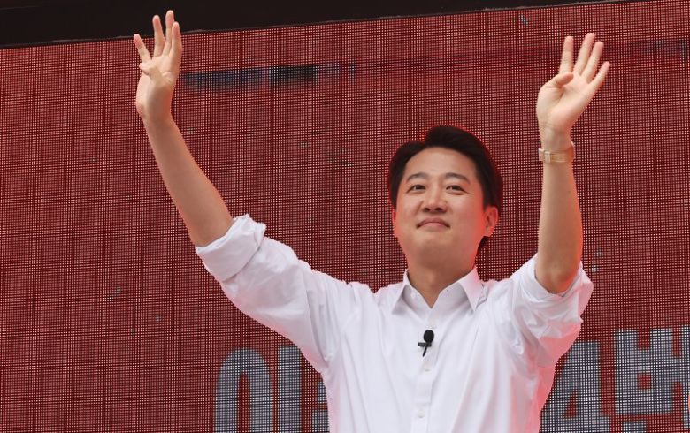 이준석 개혁신당 대선 후보가 24일 경기도 수원시 팔달구 수원역 로데오거리에서 시민들에게 인사하고 있다. 연합뉴스