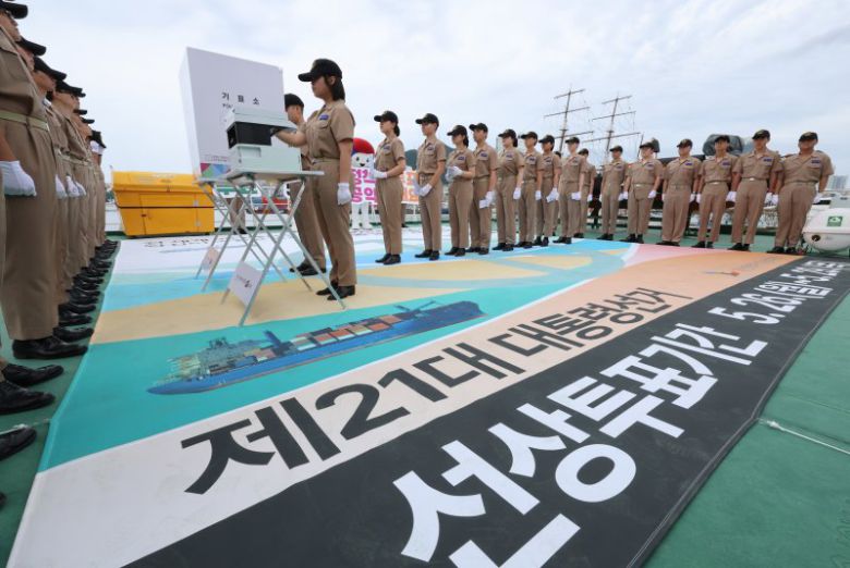 제21대 대통령선거 선상투표(26~29일)를 앞둔 지난 21일 오후 부산 중구 부산항만공사 부두에 정박한 한국해양수산연수원 실습선 한반도호에서 부산해사고등학교 학생들이 선상투표 모의 시연 행사를 갖고 있다. 연합뉴스