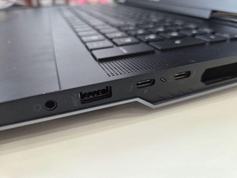 MSI 타이탄 18 HX AI 오른쪽 측면. 사진=구자윤 기자