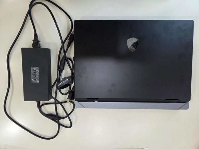 MSI 타이탄 18 HX AI와 400W 어댑터(왼쪽). 사진=구자윤 기자