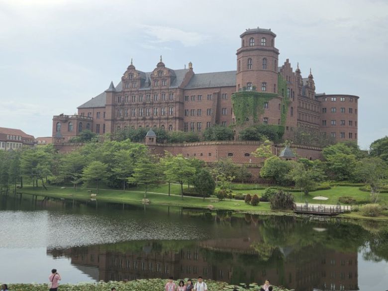 중국 광둥성 둥관시에 위치한 화웨이 시춘 캠퍼스                                    중국 선전에 있는 화웨이 본사 건물 사진=구자윤 기자