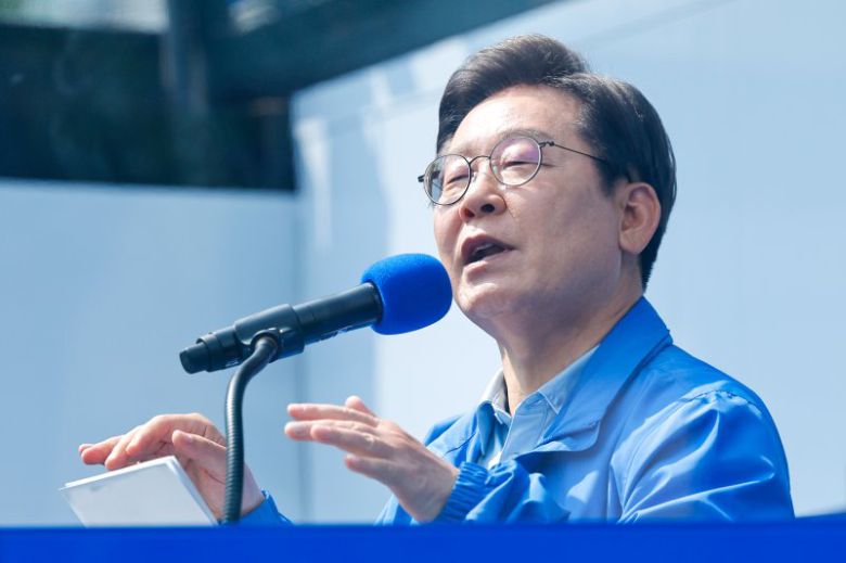 이재명 더불어민주당 대통령 후보가 26일 오후 경기 용인시 단국대학교 죽전캠퍼스 정문 앞을 찾아 지지를 호소하고 있다. 2025.5.26/뉴스1 ⓒ News1 안은나 기자 /사진=뉴스1