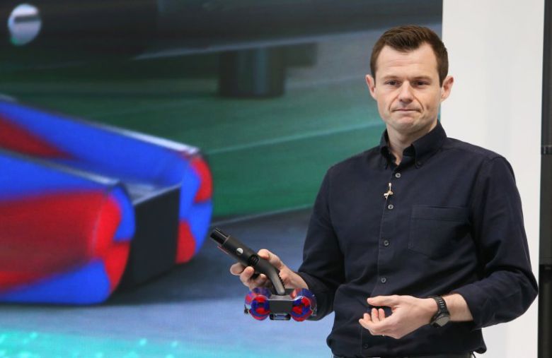 톰 무디 다이슨 홈부문 글로벌 총괄이 26일 서울 성수동에서 열린 기자간담회에서 펜슬백 청소기를 소개하고 있다. 다이슨 제공