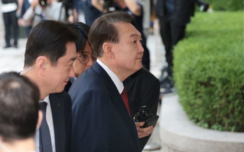 윤석열 전 대통령이 26일 서울 서초구 서울중앙지방법원에서 열린 내란 우두머리 혐의ㆍ직권남용 권리행사 방해 혐의 사건 5차 공판에 출석하고 있다. 사진=뉴스1