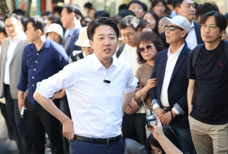 이준석 개혁신당 대선후보가 25일 서울 종로구 종묘 인근 서순라길에서 유세 시작 전 발언하고 있다. 연합뉴스