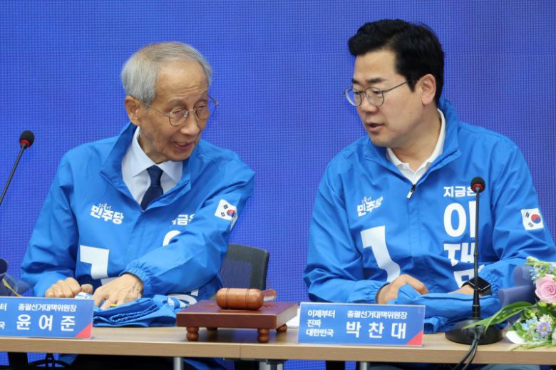 윤여준(왼쪽), 박찬대 더불어민주당 상임총괄선거대책위원장이 26일 오전 서울 여의도 중앙당사에서 열린 중앙선거대책위원회의에서 대화하고 있다. 사진=뉴시스