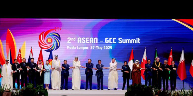 27일 말레이시아 쿠알라룸푸르에서 열린 제2차 아세안-걸프 협력회의(GCC) 정상회의에 참석한 각국 정상들이 회의 시작에 앞서 손을 맞잡고 단결을 과시하고 있다. EPA연합뉴스