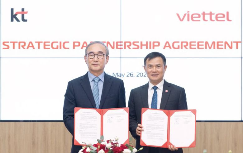 김영섭 KT 대표(왼쪽)와 따오 득 탕 비엣텔 그룹 회장 겸 CEO가 26일 베트남 하노이 비엣텔 그룹 본사에서 AX 협력을 위한 전략적 파트너십을 체결하고 기념 사진을 촬영하고 있다. KT 제공