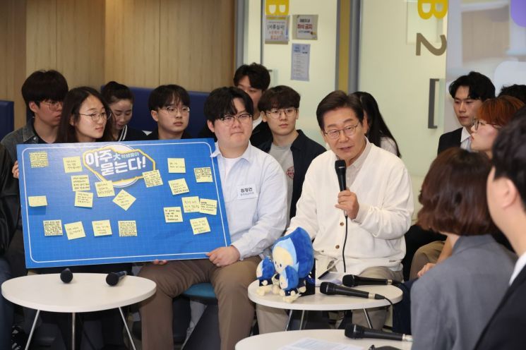 이재명 더불어민주당 대선 후보가 26일 경기 수원시 영통구 아주대학교 혁신공유라운지에서 청년 정책을 논의하기 위해 대학생들과 간담회를 하고 있다. 연합뉴스