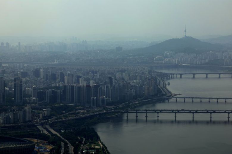 26일 서울 송파구 롯데월드타워 전망대 서울스카이에서 바라본 서울 강남구와 서초구 아파트. 사진=뉴시스